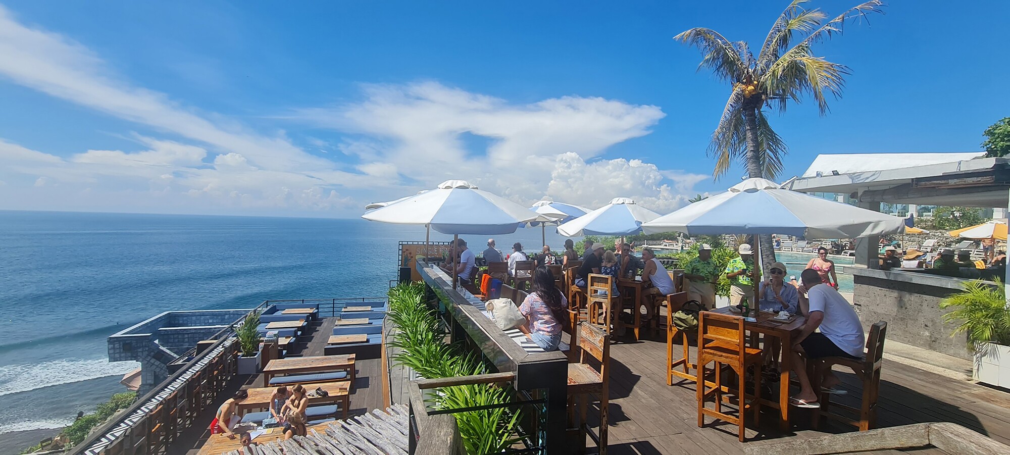 Quán bar Single Fin nằm treo leo trên vách đá nhìn thẳng xuống bãi biển, luôn rất đông du khách