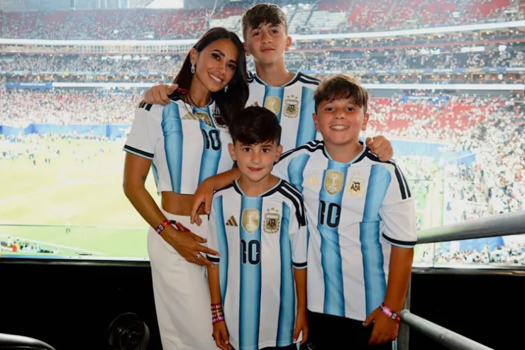 Vợ Messi và 3 con trai trải qua nhiều cung bậc cảm xúc trên khán đài 