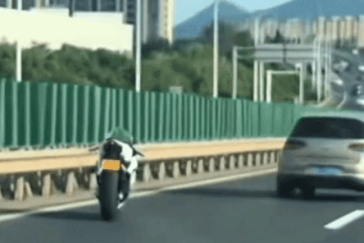 Môtô không người điều khiển chạy trên cao tốc