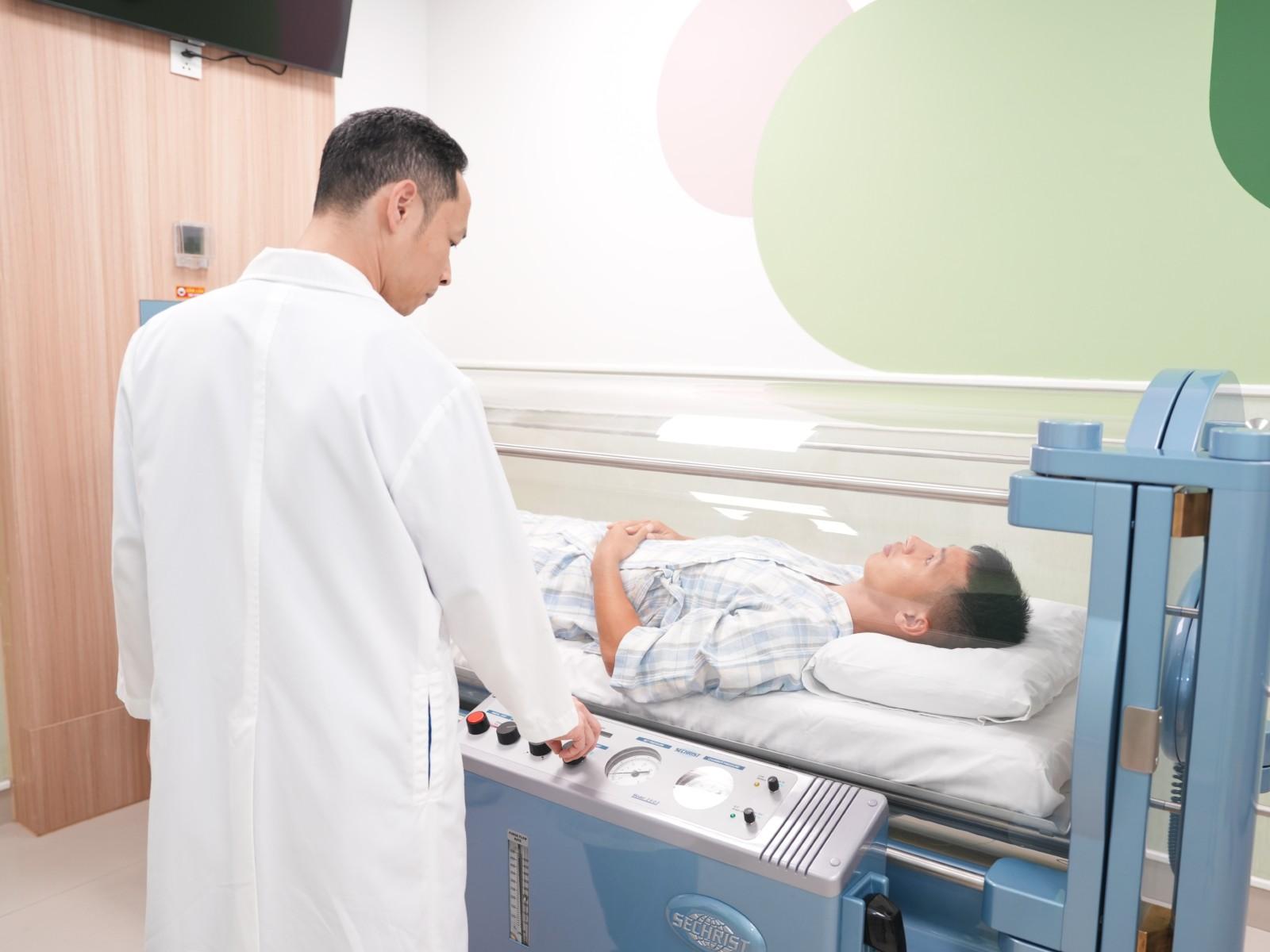 Cầu thủ Hùng Dũng thường xuyên sử dụng oxy cao áp sau mỗi trận đấu - Ảnh: BVĐK Hồng Ngọc