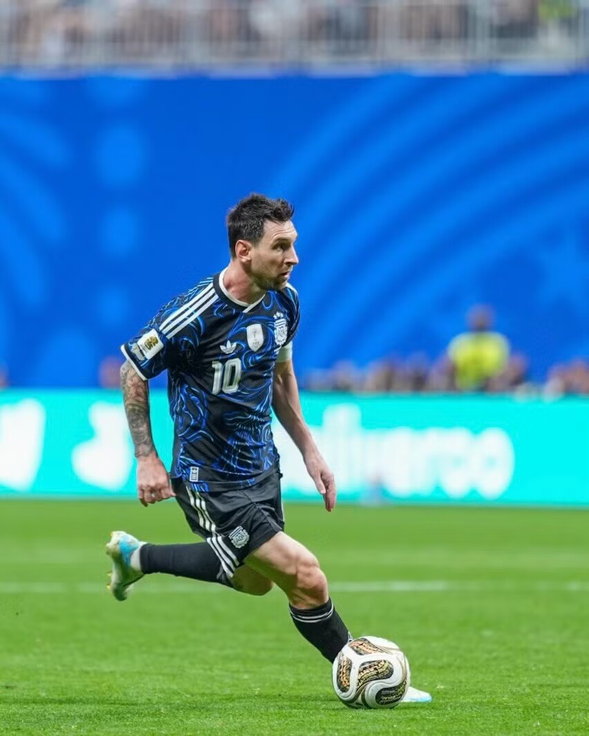 Hàng triệu người vào trang cá nhân chia vui cùng vợ chồng Messi.
