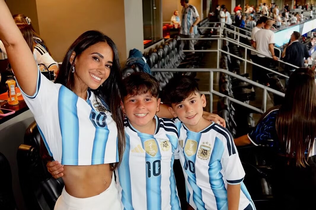 Hàng triệu người vào trang cá nhân chia vui cùng vợ chồng Messi.