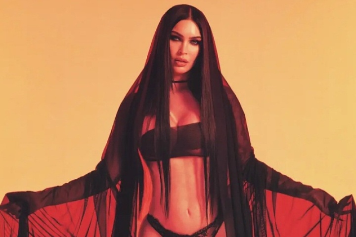 'Gái 4 con' Megan Fox khoe vóc dáng gợi cảm