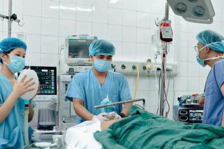 Bộ Y tế hỏa tốc chỉ đạo cứu nạn vụ xe khách lao khỏi cao tốc lúc nửa đêm