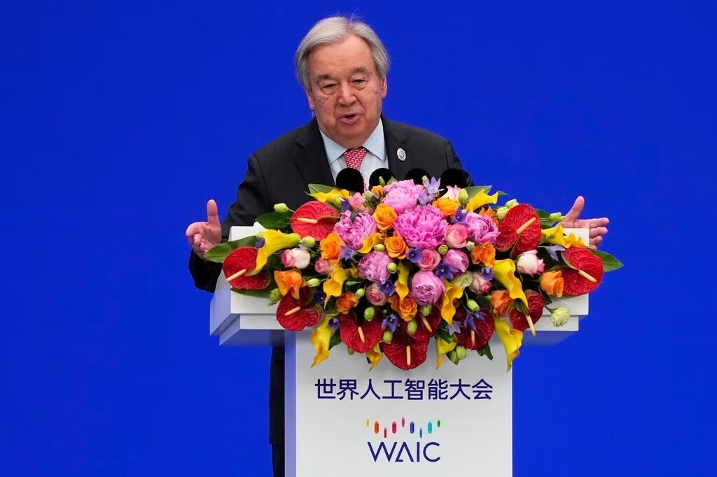 Tổng Thư ký Liên Hợp Quốc António Guterres (trái) và Thủ tướng Thái Lan Anutin Charnvirakul phát biểu tại hội nghị. (Ảnh: AP)