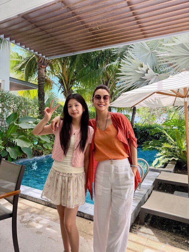 Dù sinh ra trong gia đình có điều kiện và nhận được nhiều sự chú ý từ sớm, Thúy An vẫn được mẹ định hướng phát triển theo cách khá kín đáo. Cô bé mang quốc tịch Mỹ, theo học tại trường quốc tế và có môi trường giáo dục tốt. Jennifer Phạm nhiều lần chia sẻ rằng cô chú trọng việc dạy con về cách sống, sự lễ phép và tính tự lập hơn là việc nổi tiếng sớm. Nhờ vậy, bé Na không chỉ gây thiện cảm bởi ngoại hình mà còn bởi phong thái nhẹ nhàng, cư xử chừng mực mỗi khi xuất hiện.