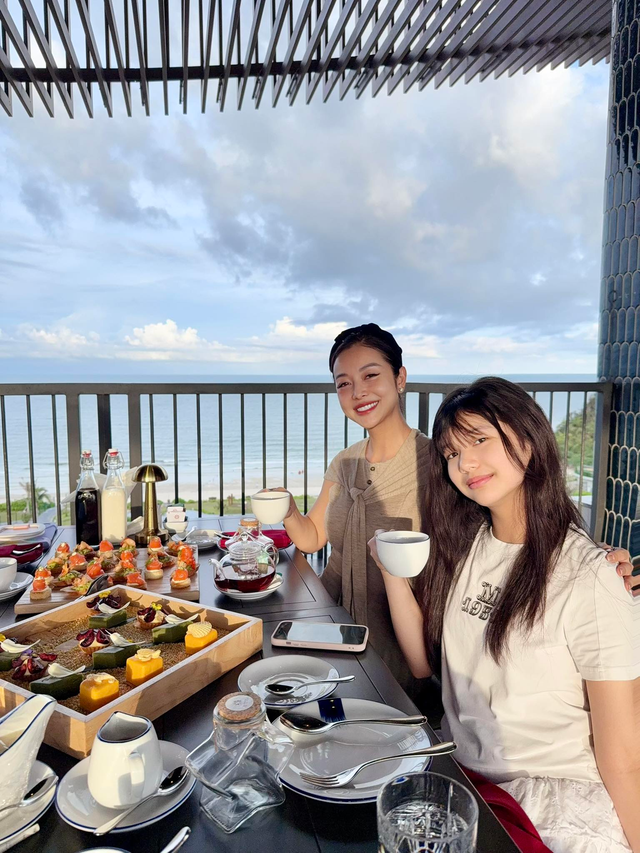 Jenni luôn khó tính trong việc liên quan ảnh hưởng đến sức khỏe gia đình. Độ an toàn cao, tốt cho sức khỏe và thân thiện với môi trường là những tiêu chí được Jenni chú trọng khi chọn nguyên liệu nấu. Chẳng hạn, khi đi siêu thị, mình sẽ hạn chế mua thực phẩm có chất bảo quản, ưu tiên chọn loại có nguồn gốc thiên nhiên, chứa dưỡng chất tốt cho sức khỏe, được sản xuất bởi các thương hiệu uy tín.&nbsp;
