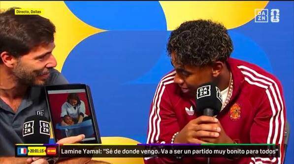Yamal được phóng viên hỏi về bức ảnh ngày nhỏ cùng Messi trước khi Tây Ban Nha đánh bại Pháp với tỷ số 2-0 ngày 14/7.
