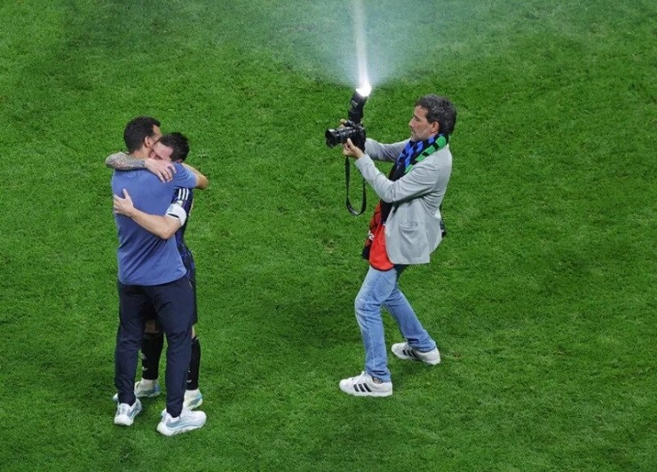 Một khoảnh khắc đầy cảm xúc khác của Scaloni và Messi, sau trận Argentina thắng ngược 2-1 Anh, vào đấu Tây Ban Nha ở chung kết World Cup 2026. Ảnh: EFE