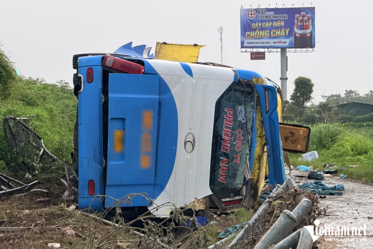 Hà Nội: Hiện trường vụ ô tô khách lao khỏi cao tốc Pháp Vân - Cầu Giẽ, 4 người tử vong - 5