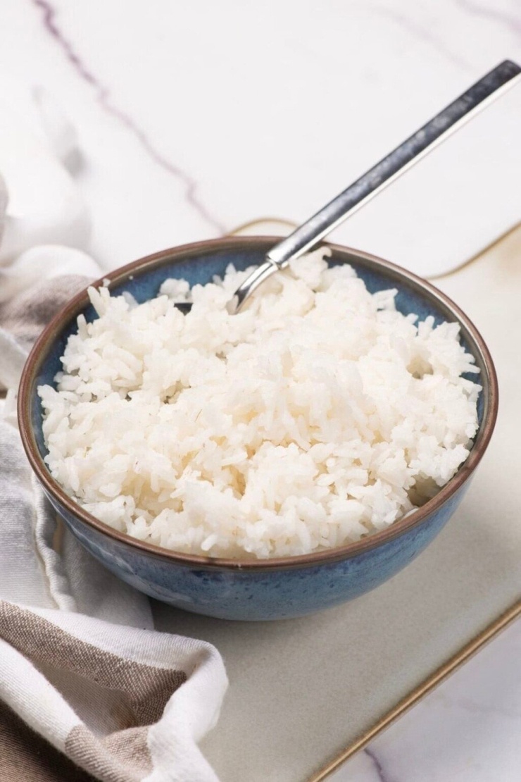 Thói quen ăn quá nhiều cơm trắng trong mỗi bữa có thể khiến lượng đường huyết tăng nhanh, kích thích tiết insulin nhiều hơn và về lâu dài làm tăng nguy cơ tích tụ mỡ, đặc biệt ở vùng bụng nếu không cân đối với protein, chất xơ và mức độ vận động. Ảnh: Food Faith Fitness