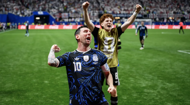 Barco ăn mừng bàn thắng bên cạnh Messi. Ảnh: Yahoo