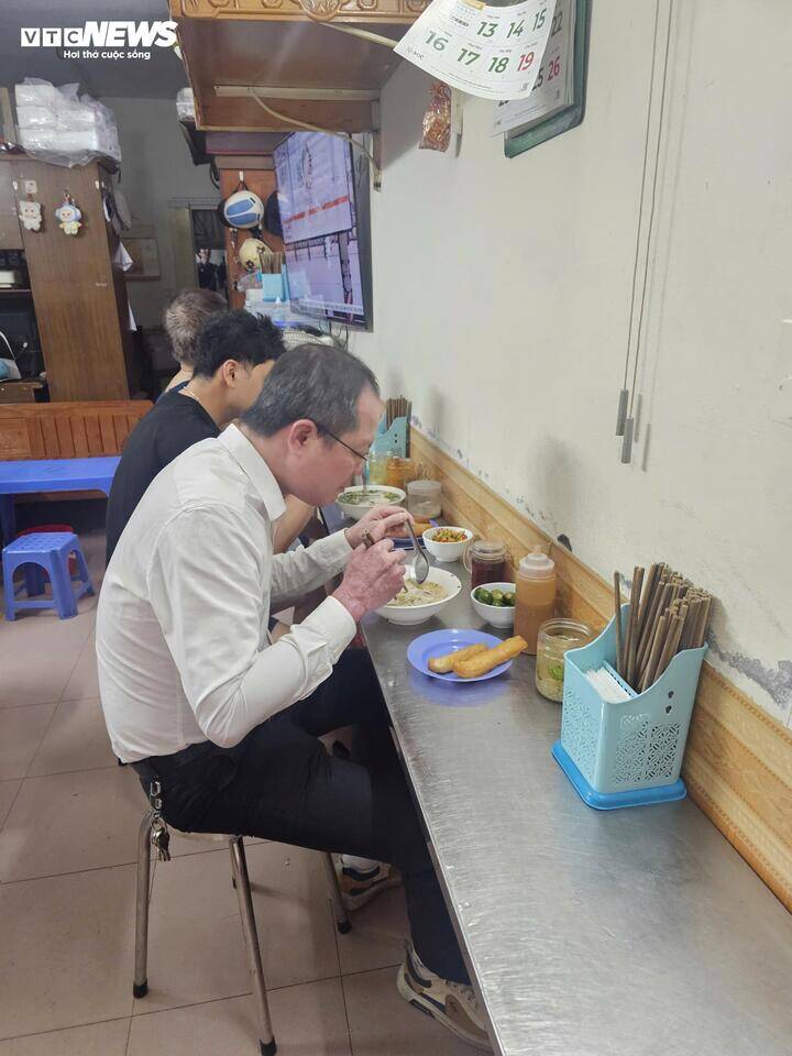 Không gian trong quán phở Tuyết Thực khá bình dị.