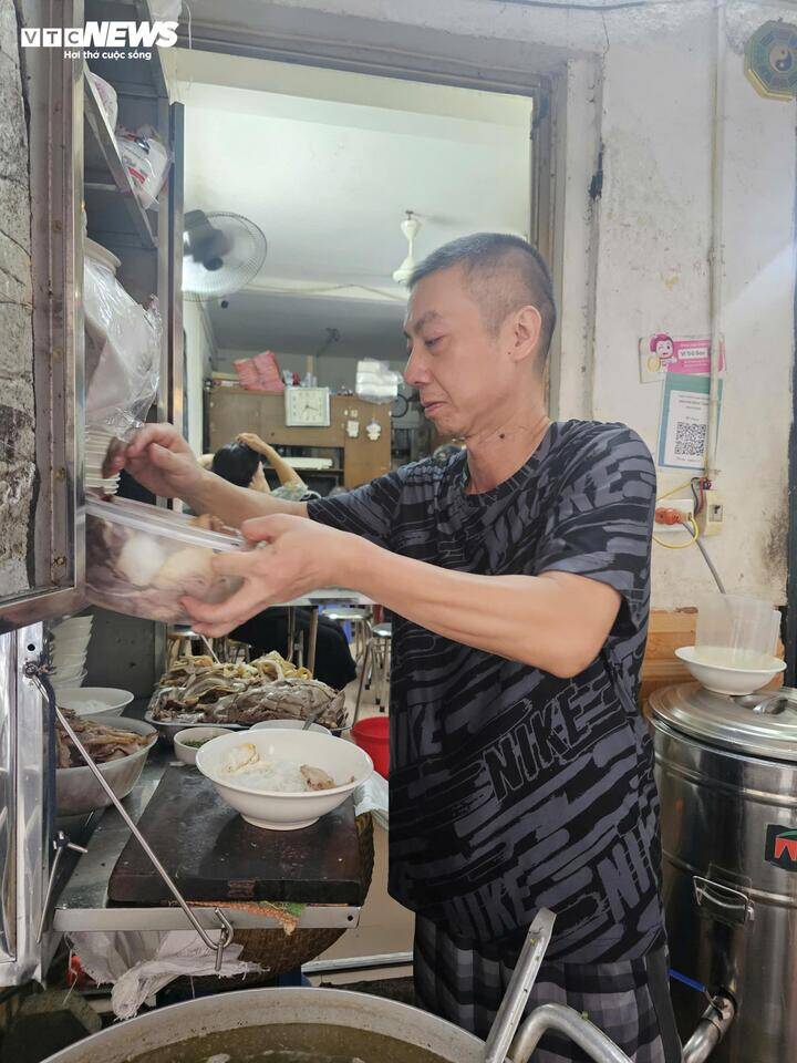 Anh Nguyễn Ngọc Thực luôn tay phục vụ khách. (Ảnh: Phạm Duy).