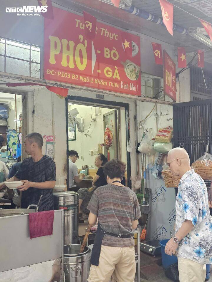 Quán phở Tuyết Thực giữ giá 23.000 đồng/bát phở đã nhiều năm nay.