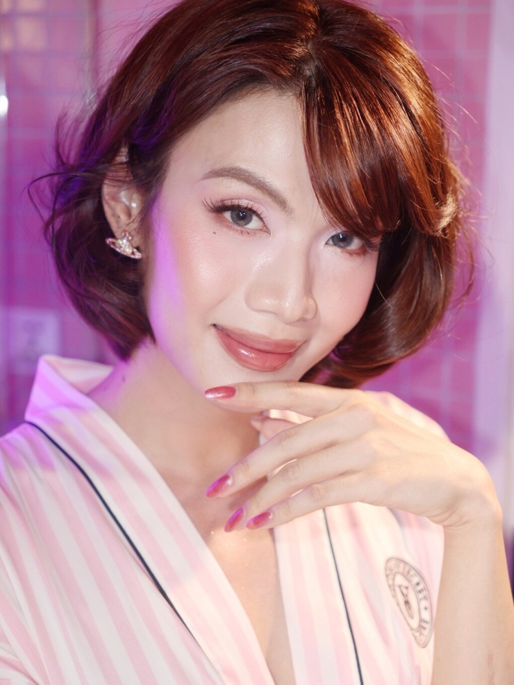 Kiểu tóc mới của Luna Đào được uốn cụp phần đuôi, ôm về phía mặt, tăng độ bồng bềnh cho mái tóc.