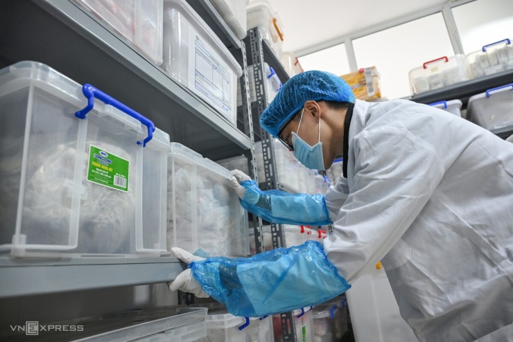 Mẫu được chuyển về Trung tâm Giám định ADN và lưu giữ tại Phòng Lưu mẫu. Bên trong căn phòng này là hàng nghìn mẫu xương, răng... được quy tập từ các nghĩa trang liệt sĩ trên khắp cả nước.