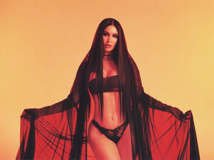 Megan Fox chia sẻ lên trang cá nhân loạt ảnh phong cách Gothic tối 16/7. Ảnh: Instagram/ Megan Fox
