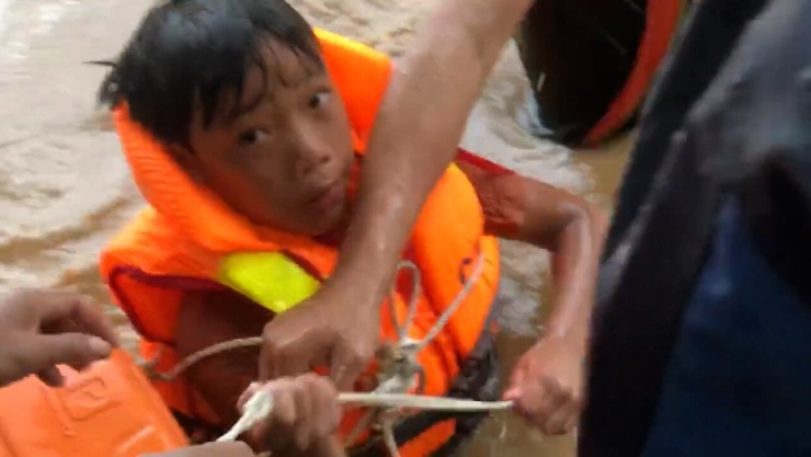 Bộ đội Biên phòng đã cứu nạn thành công 3 người mắc kẹt giữa dòng lũ. Ảnh: Cắt từ clip