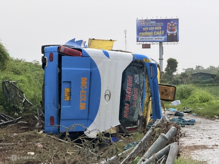 Hiện trường vụ lật xe rạng sáng 17/7. Ảnh: Đình Đình