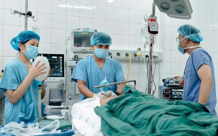 Nạn nhân vụ tai nạn đang điều trị tại Bệnh viện Hữu nghị Việt Đức.