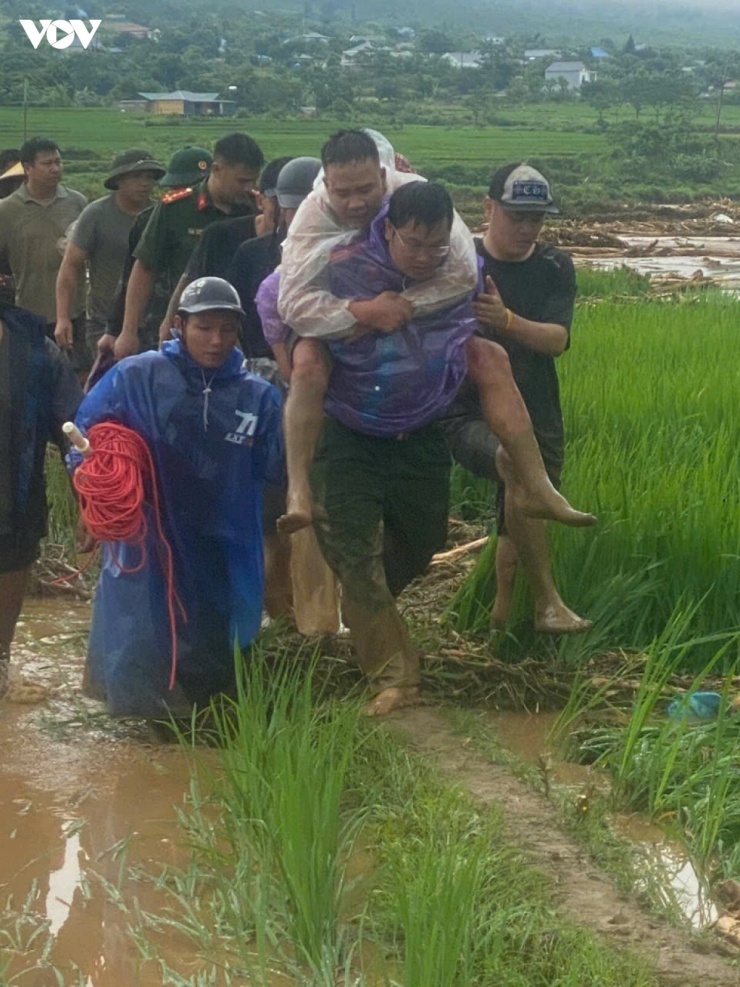 hính quyền địa phương và các lực lượng chức năng tập trung ứng cứu và hỗ trợ người dân