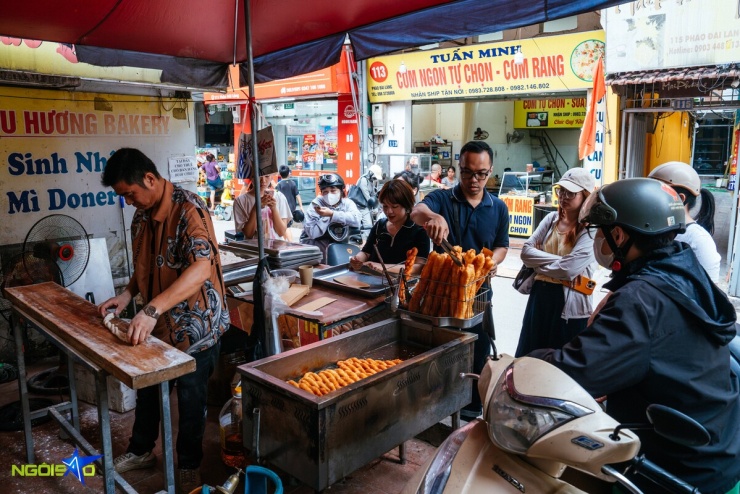 Quán quẩy của ông chủ người Trung chỉ bán 3,5 tiếng mỗi ngày, khách xếp hàng dài - 1