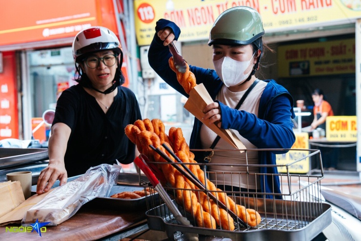 Quán quẩy của ông chủ người Trung chỉ bán 3,5 tiếng mỗi ngày, khách xếp hàng dài - 12