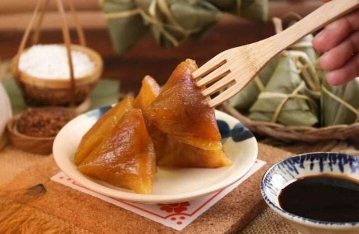 Bánh tro thường ăn kèm với mật mía. (Ảnh: DMCL)