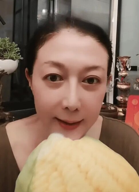 Ngô Ỷ Lợi trong livestream mới đây. Ảnh: Weibo