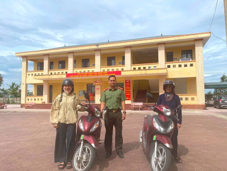 Công an xã Cẩm Trung hỗ trợ hai người dân đổi lại xe máy. Ảnh: Công an xã Cẩm Trung.
