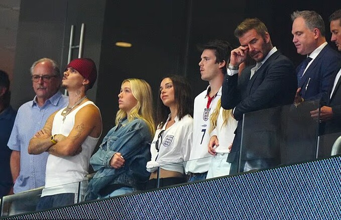 Gia đình Beckham trên khán đài hôm 14/7. Ảnh: Instagram