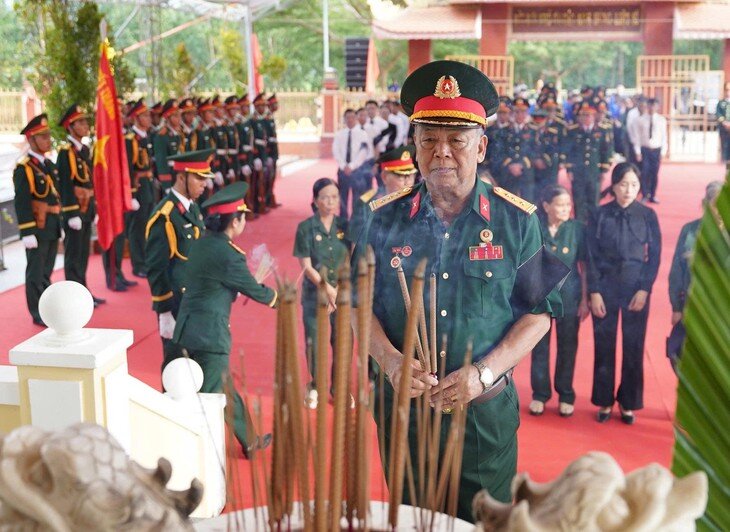 Thượng tá Lê Huy Từ thắp nhang tưởng niệm đồng đội. Ảnh: Bích Vân