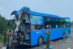 Xe khách lao vào xe tải trên cao tốc, lái xe tử vong, 5 người bị thương