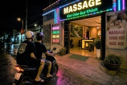 Khách massage tắm xong không thấy nhân viên đâu, vẫn bị tính tiền nên đánh chủ quán trọng thương