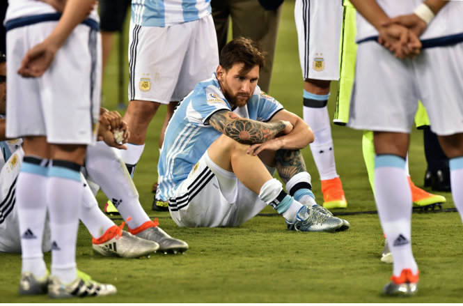 SVĐ MetLife, Messi ngồi thẫn thờ sau khi Argentina thua chung kết Copa America 2016