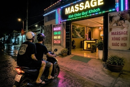 Khách massage tắm xong không thấy nhân viên đâu, vẫn bị tính tiền nên đánh chủ quán trọng thương