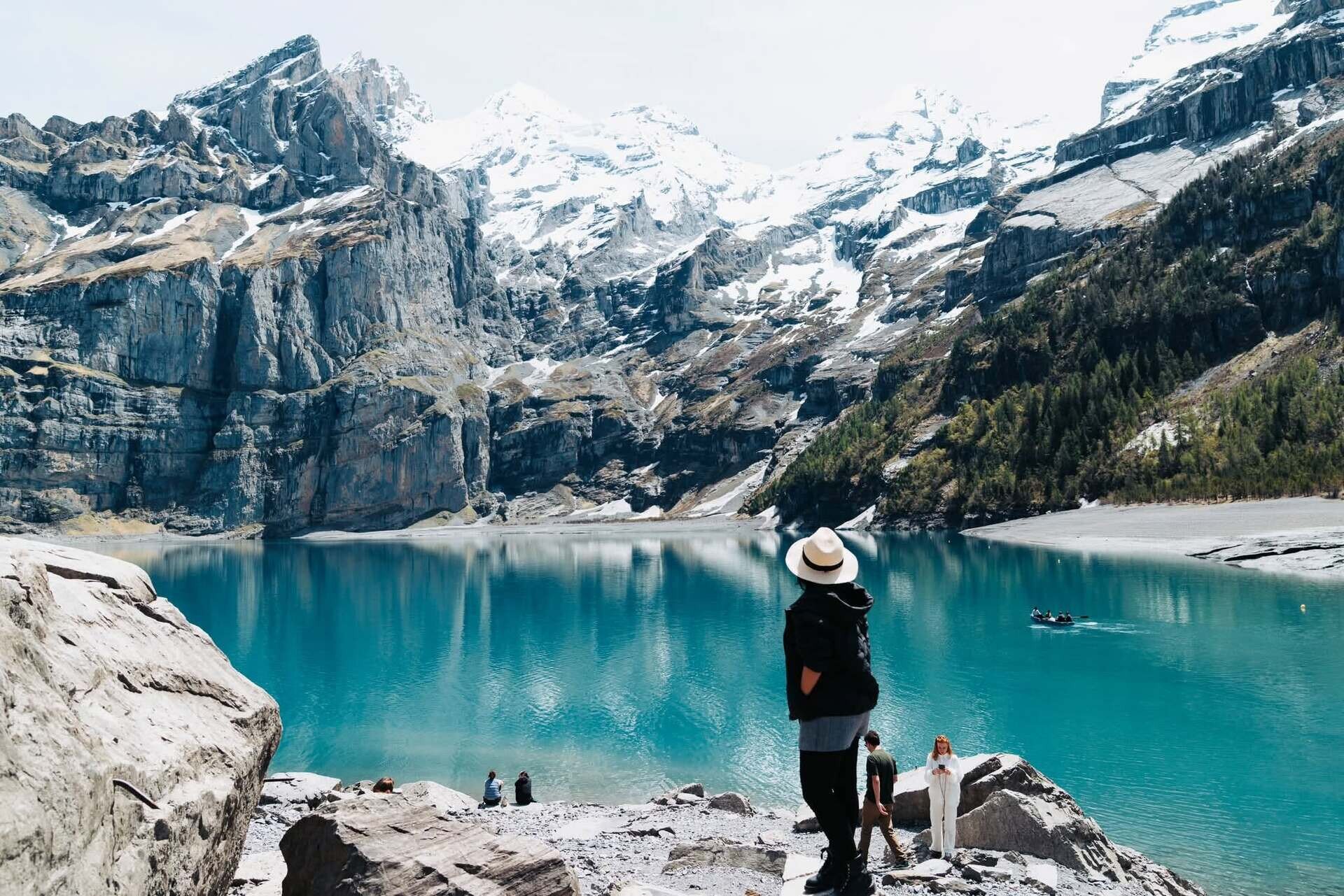 Đường tới hồ Oeschinensee, nơi nổi tiếng với làn nước màu ngọc lam được bao quanh bởi các vách đá dựng đứng