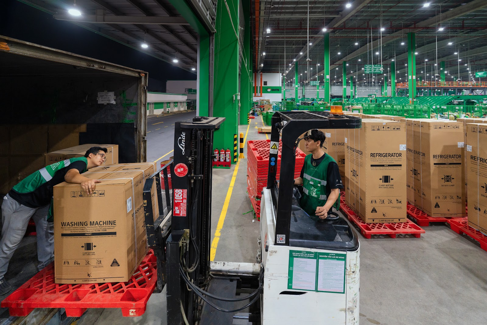 Những lo ngại về nguy cơ tráo đổi sản phẩm, hư hỏng hoặc thất lạc là rào cản tâm lý phổ biến khi khách hàng mua thiết bị điện tử giá trị cao trực tuyến.