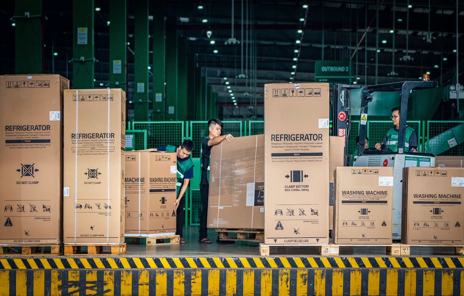 Lớp đóng gói chắc chắn, nhiều lớp chống va đập cùng tem niêm phong chuyên dụng là bước đầu tiên tạo dựng niềm tin cho khách hàng.