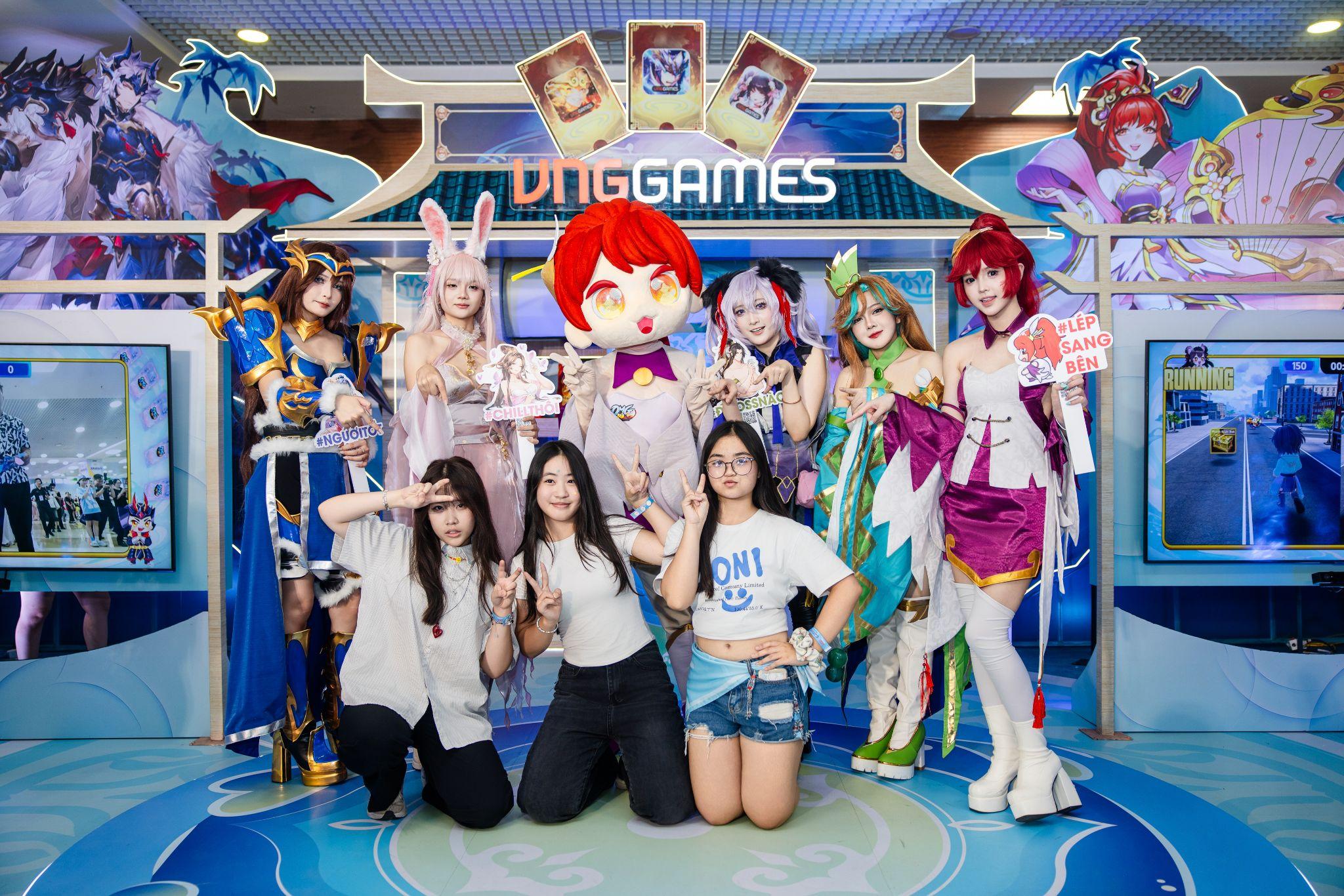 Các bạn trẻ check-in cùng dàn cosplayer cực lung linh