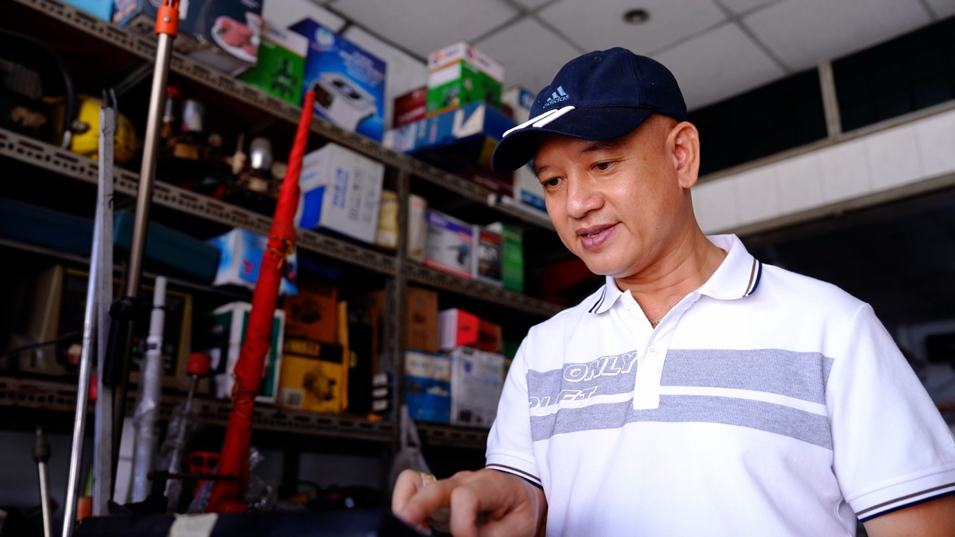 Anh Đào Quốc Hưng kết hợp kinh doanh máy móc và điểm bán Vietlott tại cửa hàng ở phường Long Bình, tỉnh Đồng Nai
