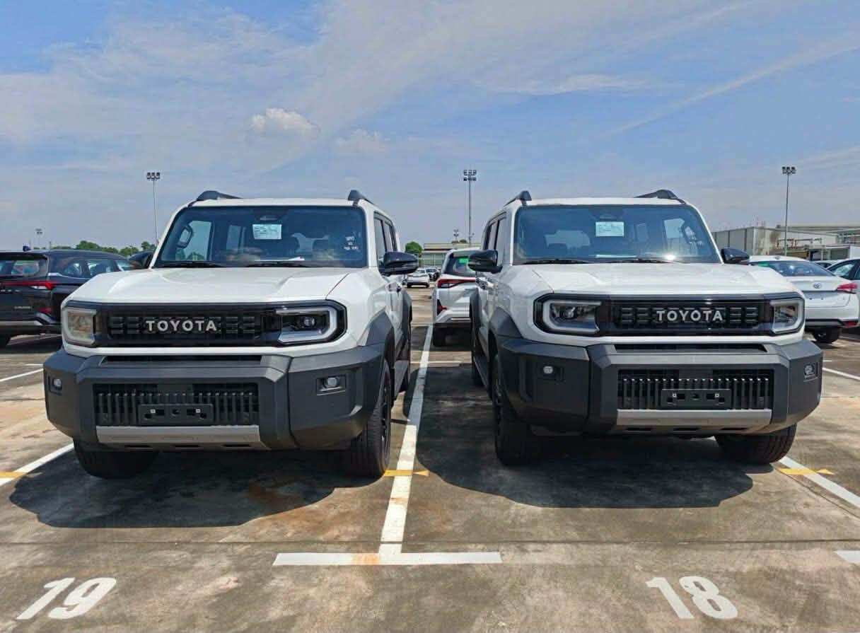 Land Cruiser FJ sở hữu thiết kế khỏe khoắn với phần đầu xe dựng đứng.