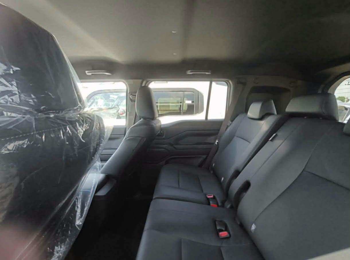 Lô xe Toyota Land Cruiser FJ đầu tiên cập cảng Việt Nam - 7
