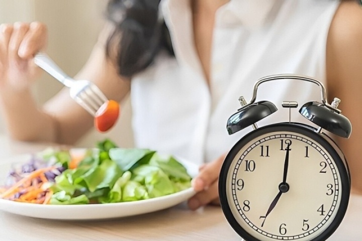 Ăn tối trước 19h có thực sự giúp giảm cân?