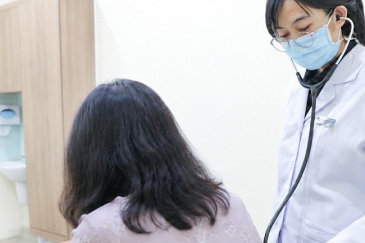 Ho kéo dài suốt 3 tuần, người phụ nữ 69 tuổi đi khám bất ngờ phát hiện mắc ung thư hạch