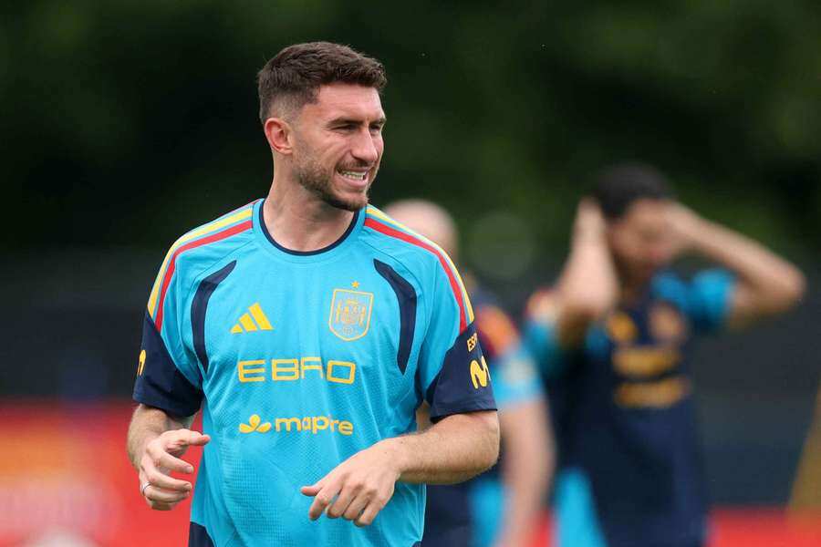 Aymeric Laporte công khai bày tỏ sự lo lắng về công tác trọng tài trong trận chung kết World Cup 