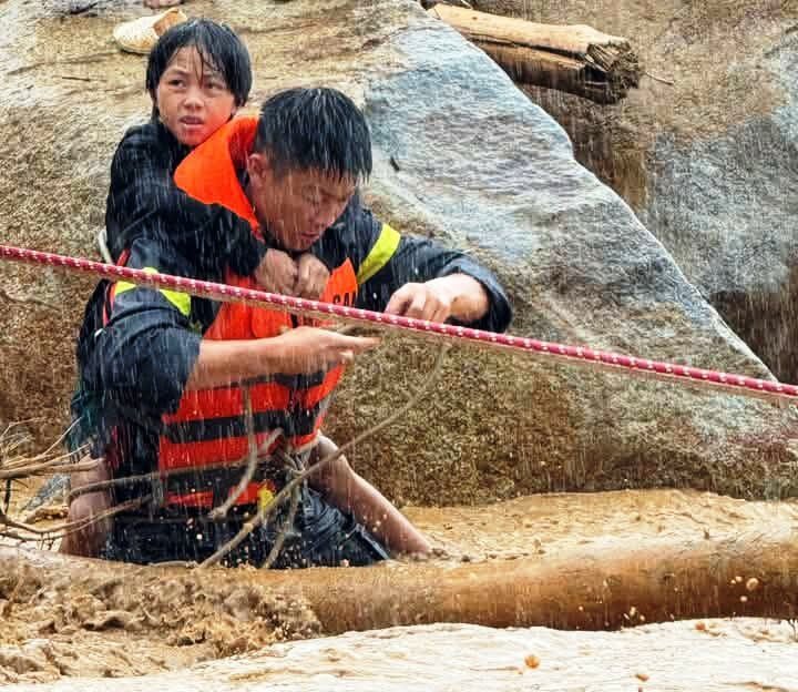 Công an ứng cứu người dân bị mắc kẹt. Ảnh: CACC