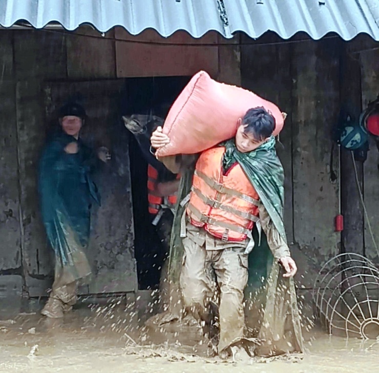 Di dời tài sản giúp người dân. Ảnh: M.T