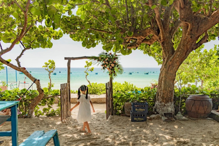 Làng chài Trung Lương khá nhỏ, nằm bình yên bên bờ biển trong xanh. Ảnh: Nguyễn Hồng Nhật